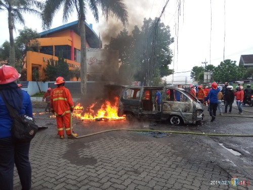 Kondisi mobil yang sudah hangus terbakar. (Anggara Sudiongko/MalangTIMES)
