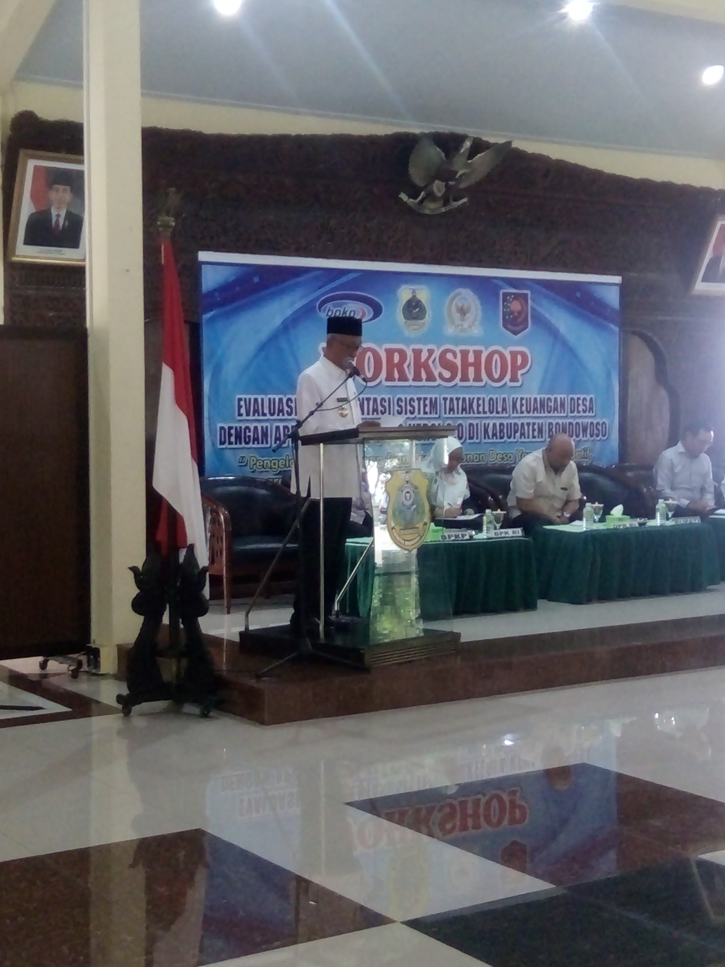 Bupati saat membuka workshop Evaluasi dan Implementasi Sistem Tata Kelola Keuangan Desa dengan Aplikasi SisKeuDes Versi 2.0.