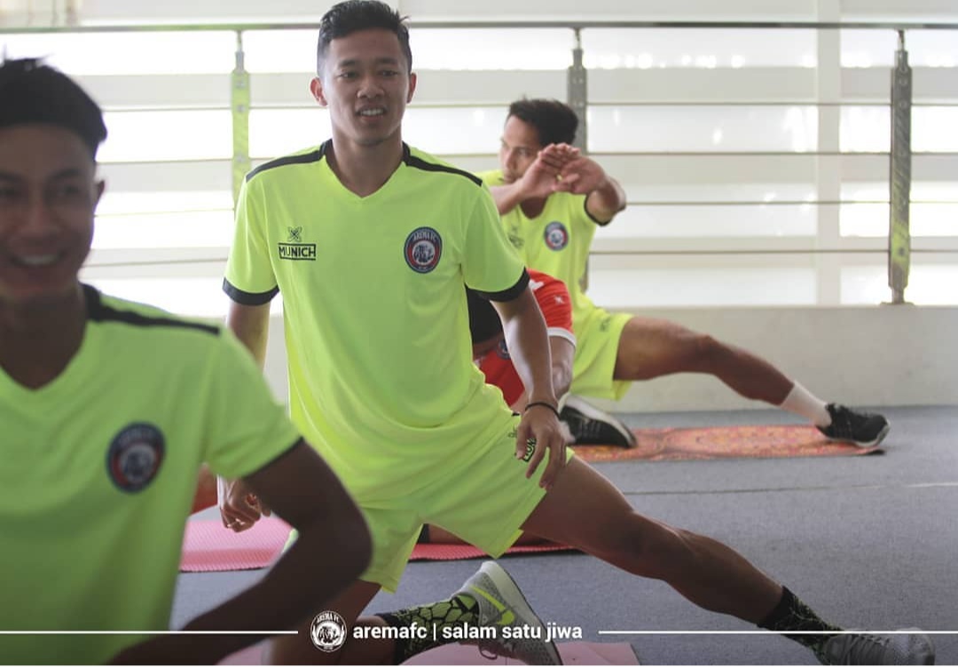 Dendi Santoso (tengah) saat menjalani latihan bersama Arema FC (official Arema FC)
