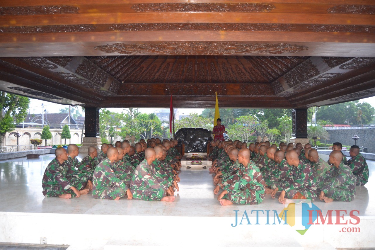 Doa bersama anggota baru Yonif 511/DY.(Foto : Team BlitarTIMES)