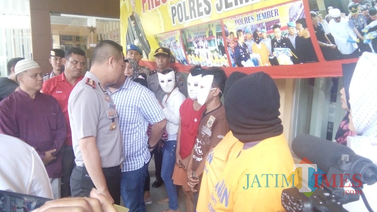 Kapolres Jember AKBP Kusworo Wibowo saat meminta keterangan dari Jamat, salah satu paman dari PSK yang berhasil diamankan (foto : Moh. Ali Makrus / Jatim TIMES)