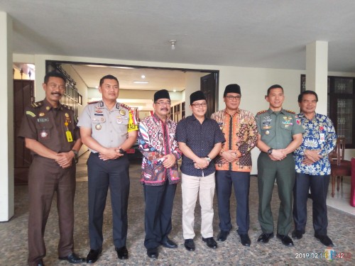 Forkopimda Kota Malang foto bersama setelah coffee morning. (Anggara Sudiongko/MalangTIMES)