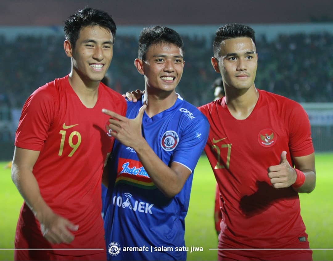 Muhammad Rafli (paling kanan) saat berfoto bersama Detik Setiawan dan Hanif Sjahbandi usai pertandingan Arema FC melawan Timnas Indonesia U-22. (official Arema FC)