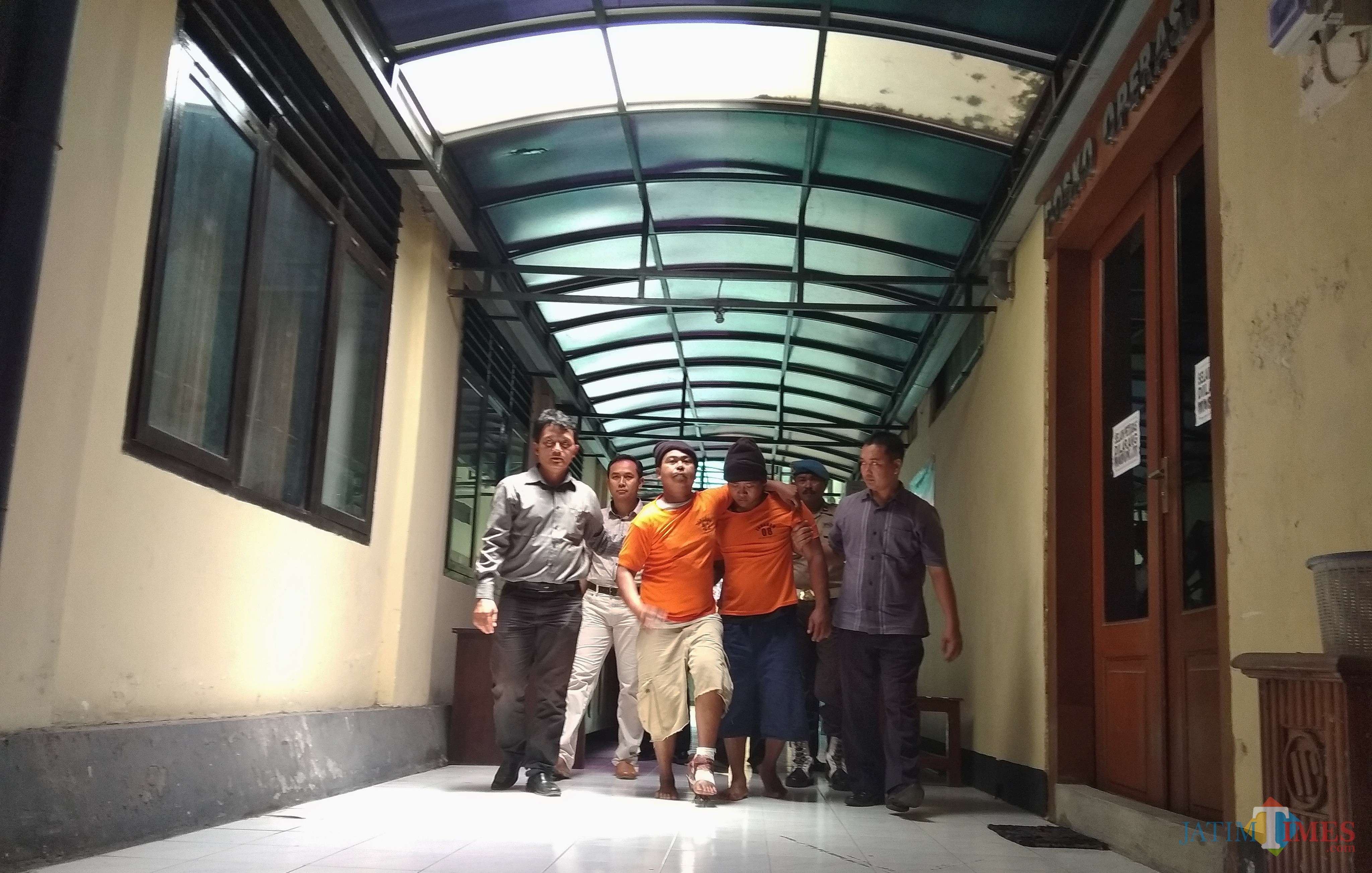 Kedua pelaku saat digelandang petugas di Mapolresta Kediri. (eko Arif s /JatimTimes)