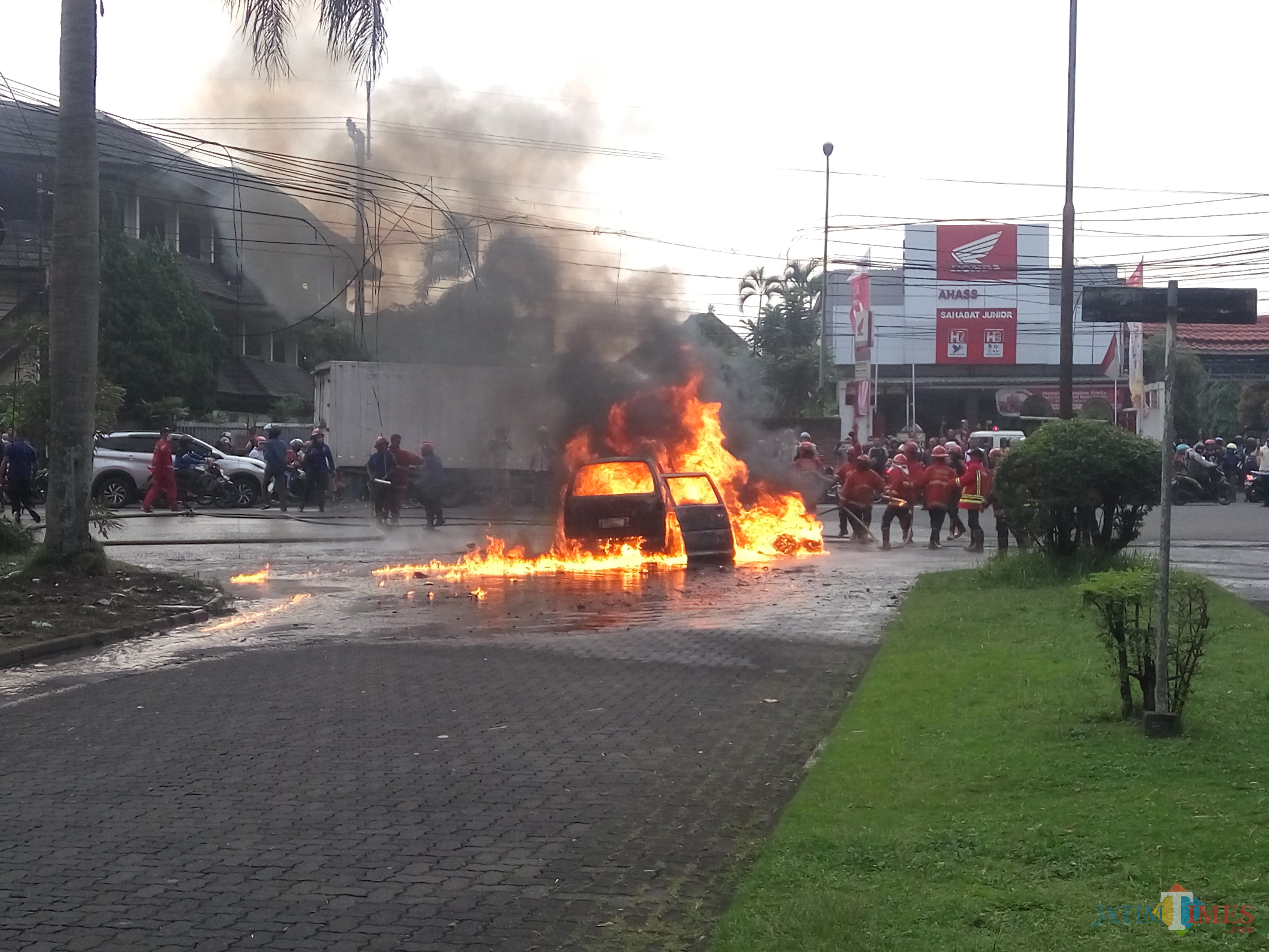 Mobil Espass yang terbakar di samping kantor pajak. (Anggara Sudiongko/MalangTIMES)