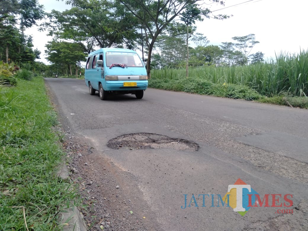 Pengguna jalan saat melintasi ratusan jalan berlobang yang ada di Jalibar, Kecamatan Kepanjen (Foto : Dokumen MalangTIMES)