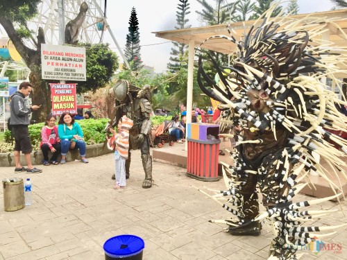 Beberapa cosplayer berlaga ditengah-tengah wisatawaan di Alun-Alun Kota Batu. (Foto: Irsya Richa/MalangTIMES)