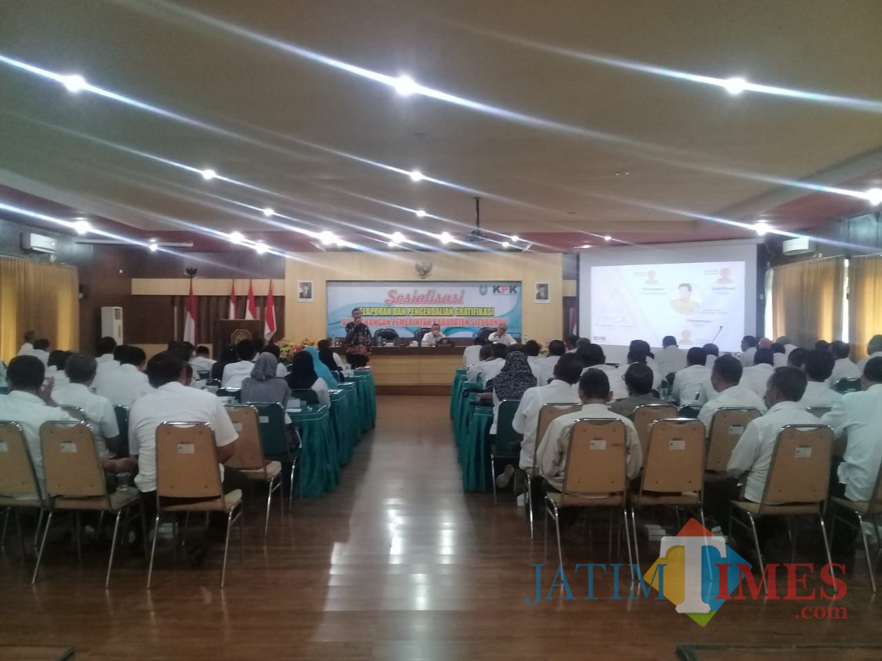 Situasi sosialisasi pelaporan dan pengendalian gratifikasi yang berlangsung di lantai II Pemkab Situbondo (Foto: Heru Hartanto/SitubondoTIMES)
