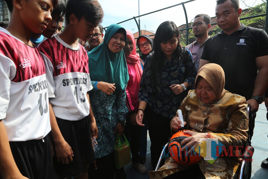 Wali Kota Risma saat meresmikan lapangan futsal.