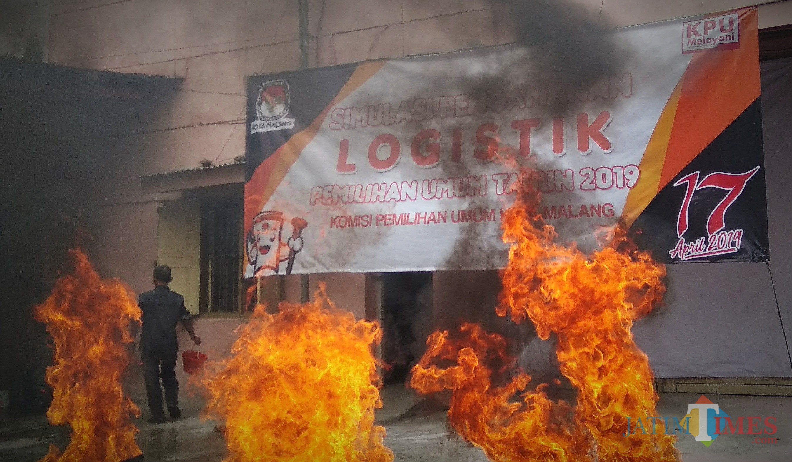 Situasi saat simulasi pengamanan logistik Pemilu 2019 yang digelar KPU Kota Malang. (Foto: Nurlayla Ratri/MalangTIMES)