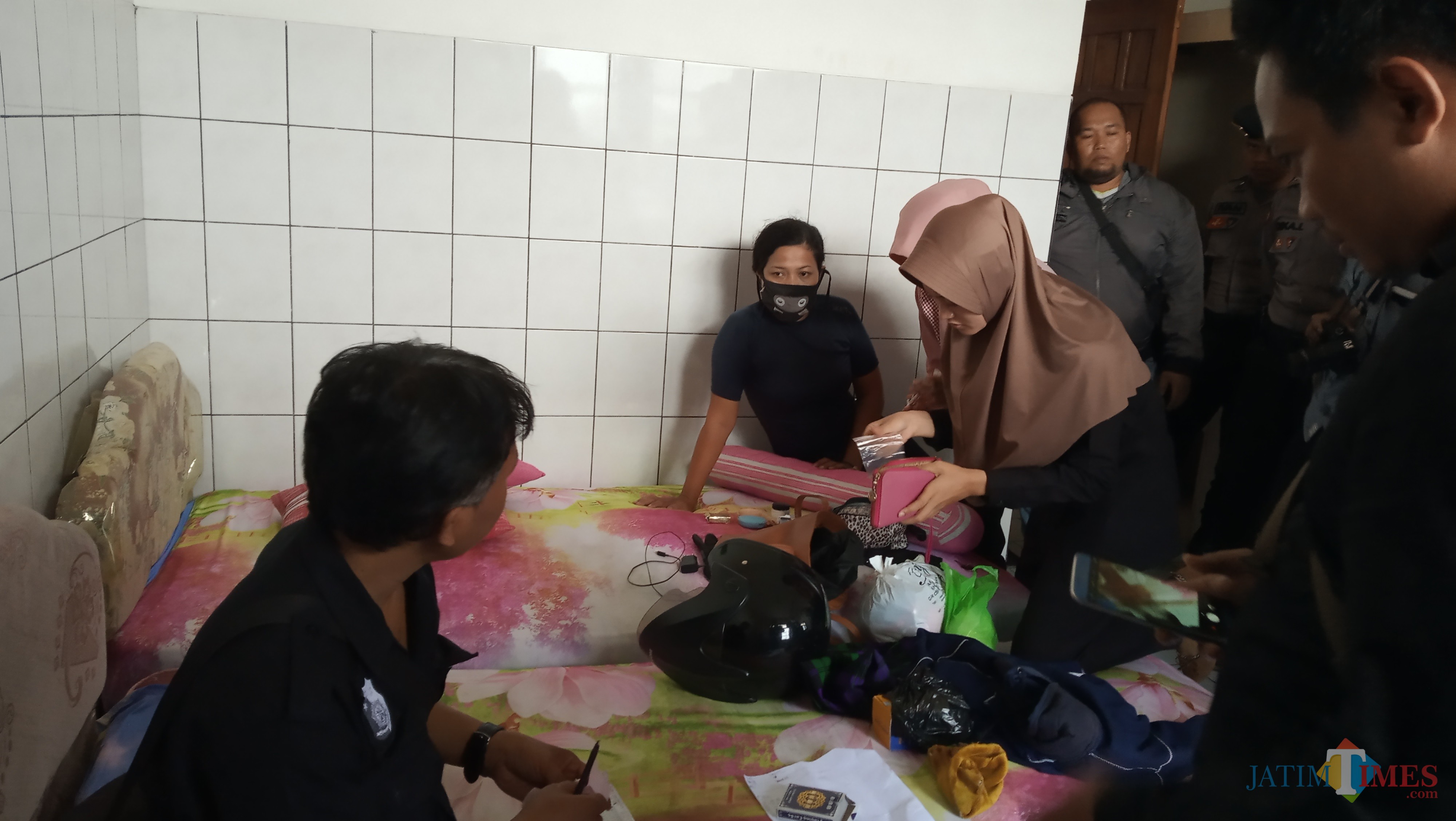 wanita yang diduga pengecer togel diperiksa polisi. (foto : Joko Pramono/Jatim Times)