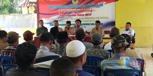 BPD Bersama Kades Ampelan saat melakukan Musrembang sekaligus pembahasan Perdes Cagar Budaya (Jum'at 15/2)