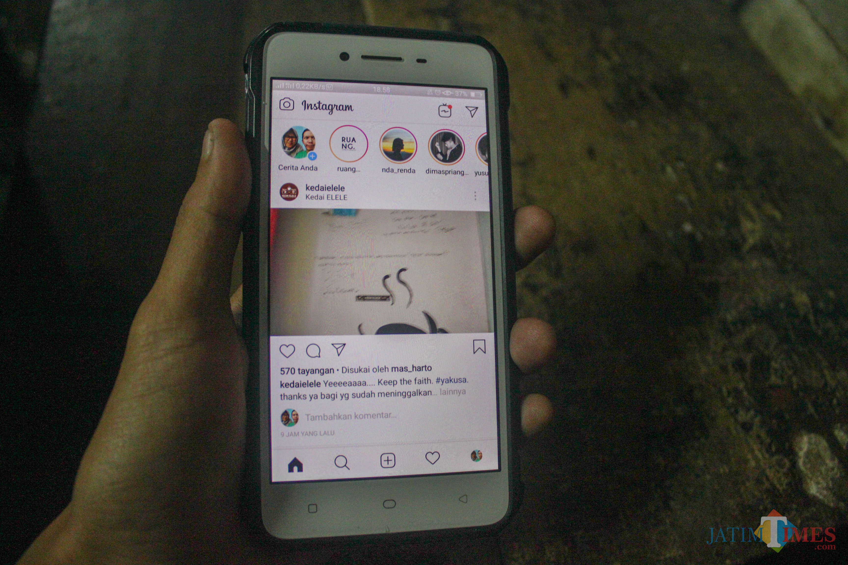 Ilustrasi aplikasi instagram di smartphone
