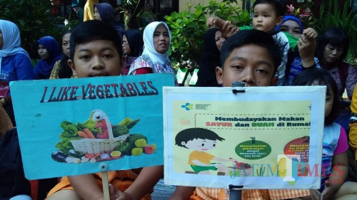 Siswa SDN Bandulan 2 saat kampanye gemar makan sayur (Foto: Imarotul Izzah/MalangTIMES)