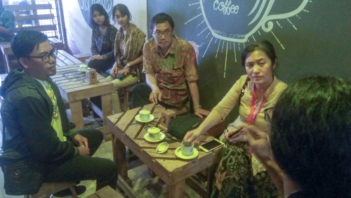 Prof. Hariyono kepala BPIP didampingi Irene camelyn Sinaga direktur Pembudayaan BPIP saat berdiskusi di Omah Ngopi Cempluk