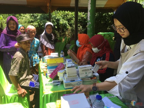 Ratusan warga saat menjalani pengobatan gratis yang diadakan YBM-PLN beserta beberapa instansi terkait, Kabupaten Malang (Foto : Ashaq Lupito / MalangTIMES)