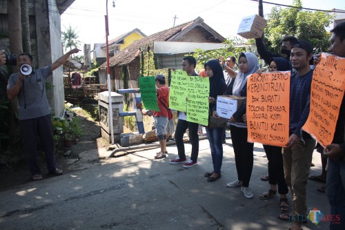 Aksi protes warga kepada Pemkab Malang di atas jembatan Dermo yang terletak Di RT 1
