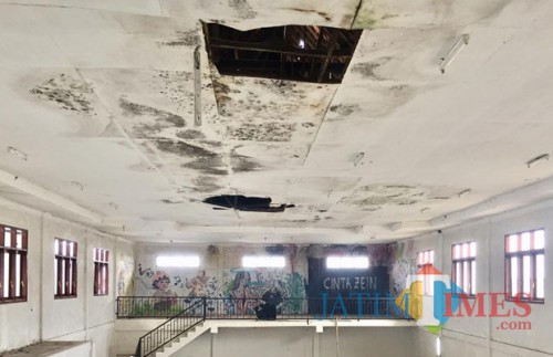 Kondisi saat ini, plafon berlubang di Gedung kesenian Mbatuaji di Jl Raya Oro-Oro Ombo, Desa Oro-Oro Ombo, Kecamatan Batu. (Foto: Irsya Richa/MalangTIMES)