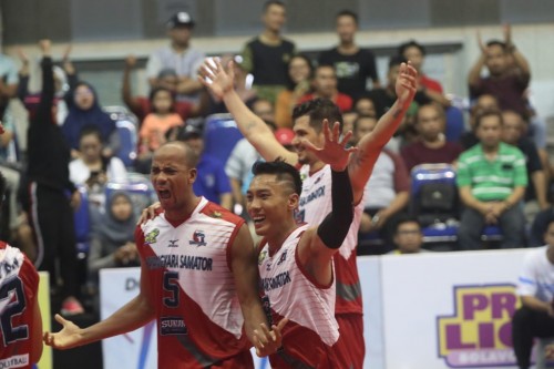 Kegembiraan pemain Surabaya Bhayangkara Samator ketika berhasil lolos ke grand final (istimewa)