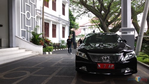 Mobil dinas pimpinan DPRD Kota Malang yang terparkir di halaman gedung DPRD Kota Malang. (Pipit Anggraeni/MalangTIMES).