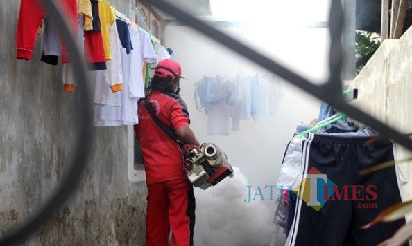 Dinas Kesehatan Kabupaten Kediri saat memberikan fogging salah satu rumah warga. (Eko Arif S /JatimTIMES)