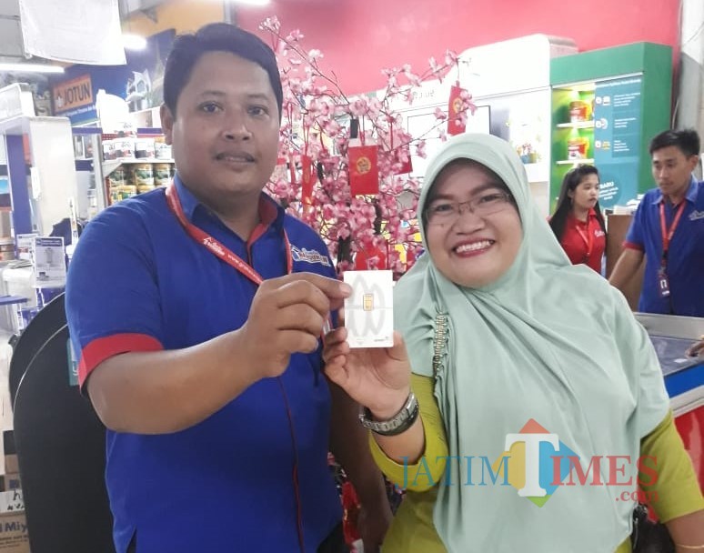 Ibu Ani memenangkan emas pohon angpao Graha Bangunan