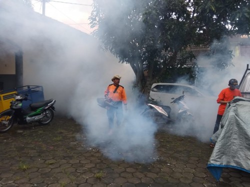 Fogging di salah satu wilayah di Kota Malang (Istimewa).