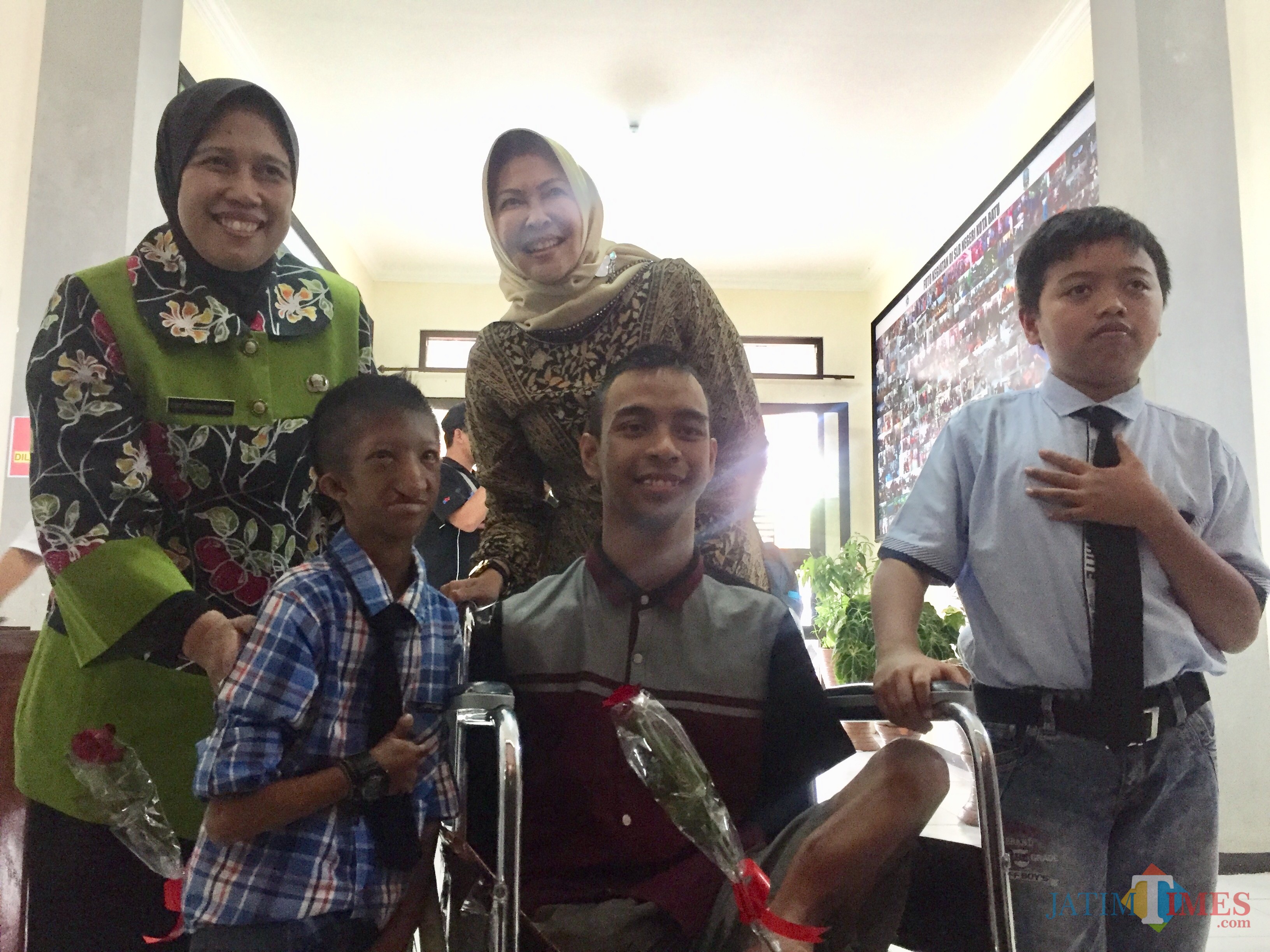 Wali Kota Batu Dewanti Rumpkoko dan Kepala Dinas Pendidikan Kota Batu Eny Rachyuningsih bersama anak berkebutuhan khusus (ABK) saat berswafoto di SLBN Kota Batu, Selasa (18/2/2019). (Foto: Irsya Richa/MalangTIMES)