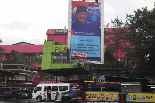 APK Parpol Demokrat di depan Batu Plaza yang disegel Bawaslu