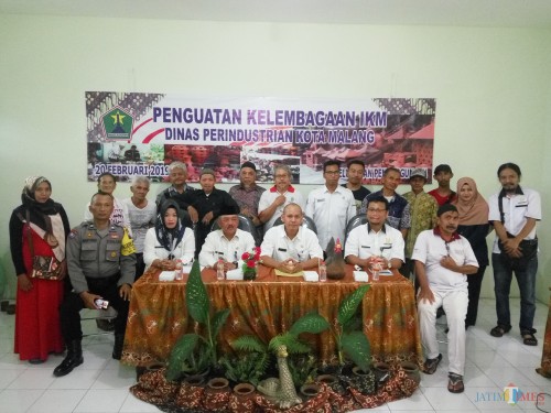 Disperin Kota Malang berfoto bersama para perajin gerabah Kelurahan Penangungan (Anggara Sudiongko/MalangTIMES)