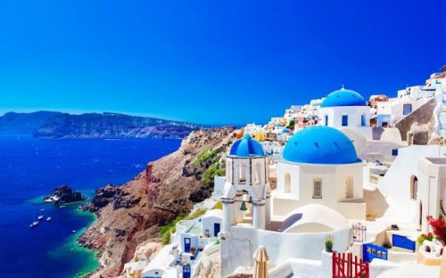 Santorini merupakan salah satu desa wisata terletak di atas tebing Yunani. (Foto: telegraph.co.uk)