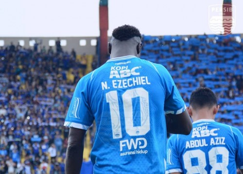 Striker Persib, Ezechiel Ndouasel ketika akan menjalani pertandingan (official Persib)
