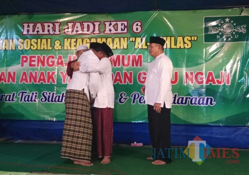 Fauzi dan Masbudi berpelukan dan bermaafan di disaksikan jamaah pengajian, Kamis malam.