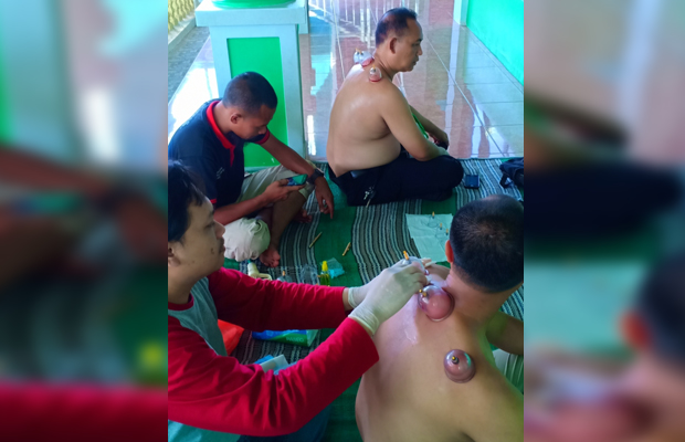 Suasana bhaksos pengobatan gratis di halaman Masjid Hidayatul Ikhlas Perum Sutri Sobo Banyuwangi