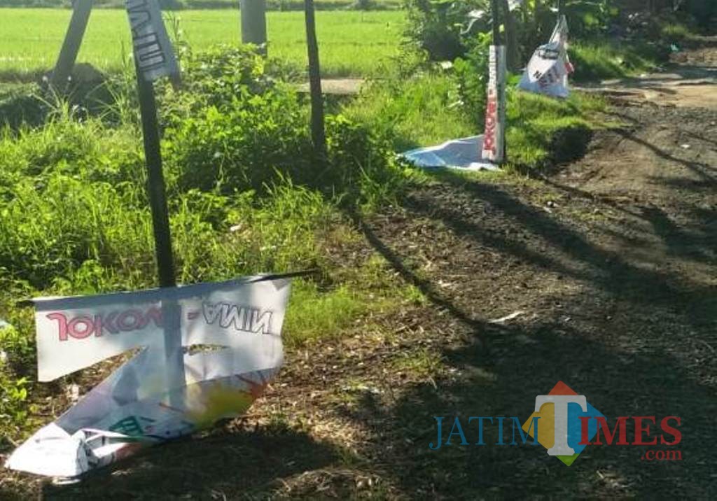 Alat Peraga Kampanye Paslon Capres-Cawapres Nomor Urut 01 Berserakan (Foto Heru Hartanto/SitubondoTIMES)