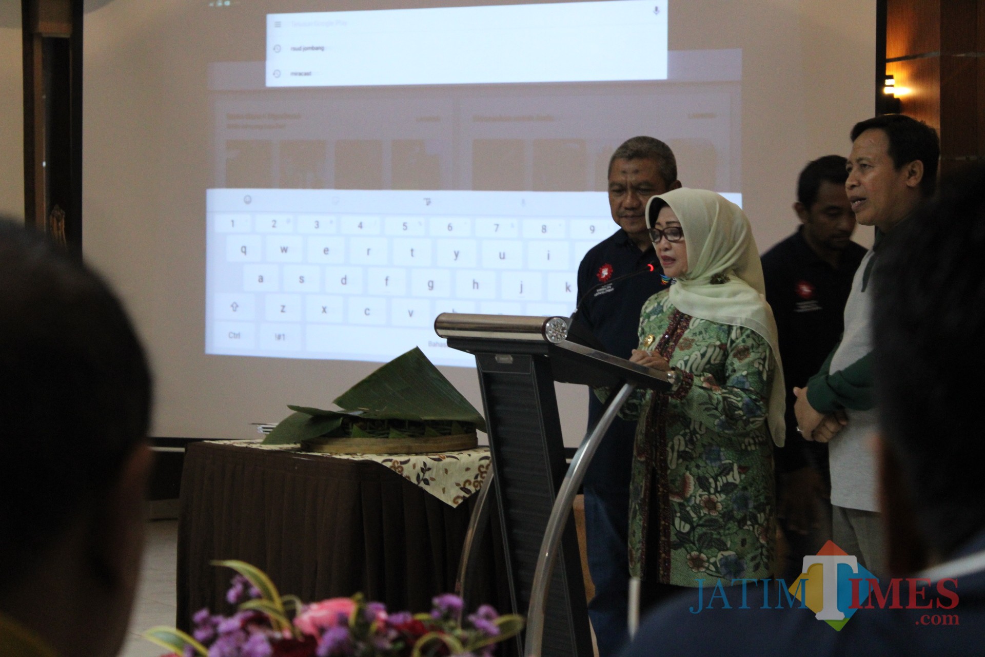 Bupati Jombang Hj Mundjidah Wahab (tengah mengenekan kerudung hijau), dengan didampingi Dirut RSUD Jombang, dr Pudji Umbaran, dan Sekdakab Jombang, Achmad Jazuli saat simulasi aplikasi RSUD Jombang. (Foto : Adi Rosul / JombangTIMES)