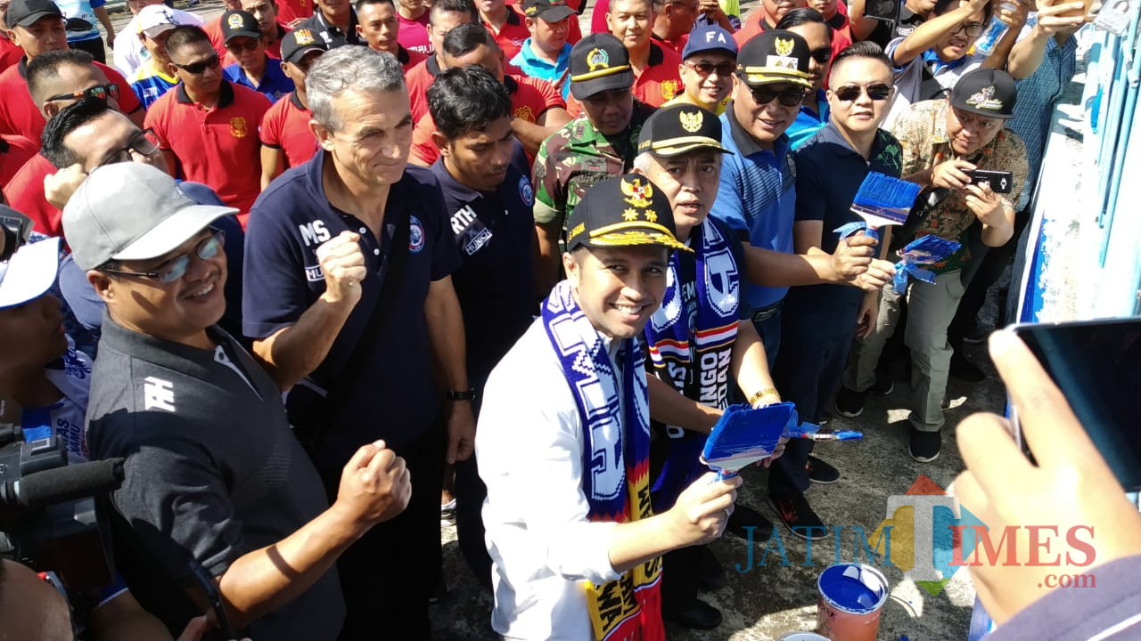 Wakil Gubernur Jawa Timur Emil Dardak didampingi Wakil Bupati Malang M. Sanusi dan Wakil Wali Kota Malang Sofyan Edi Jarwoko saat mengecat tribun utara Stadion Kanjuruhan Malang, Minggu (24/2/2019). (Pipit Anggraeni/MalangTIMES)