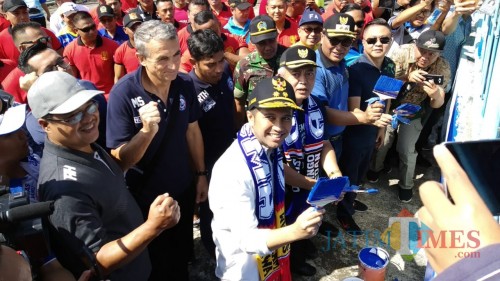 Wakil Gubernur Jawa Timur Emil Dardak didampingi Wakil Bupati Malang M. Sanusi dan Wakil Wali Kota Malang Sofyan Edi Jarwoko saat mengecat tribun utara Stadion Kanjuruhan Malang, Minggu (24/2/2019). (Pipit Anggraeni/MalangTIMES)