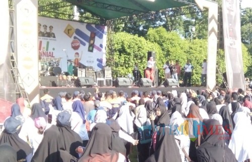 Acara senam masal yang diikuti oleh ribuan pelajar di Alun-Alun Jember. (foto : Moh. Ali Makrus / Jatim TIMES)