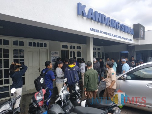 Ilustrasi ketika Aremania membeli tiket box di Kandang Singa (Hendra Saputra)