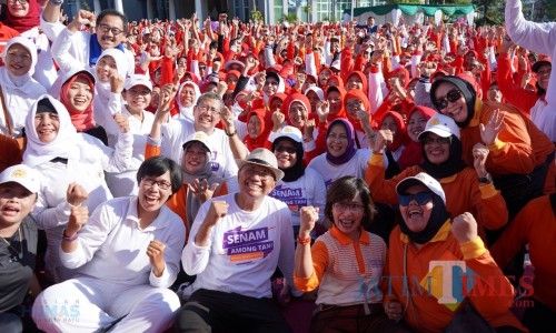 Wali Kota Batu Dewanti Rumpoko dan Dahlan Iskan bersama peserta senam di Balai Kota Among Tani. (Foto: ist)