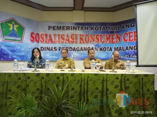 Dari kiri, Kasi Tertib Niaga, Luh Eka Wulantari, Kepala Dinas Perdagangan Kota Malang, Wahyu Setianto, Pemateri dari Dinkes Kota Malang, Sumarjono, Kabid Pengelolaan Pasar Rakyat, Eko Saya (Anggara Sudiongko/MalangTIMES)