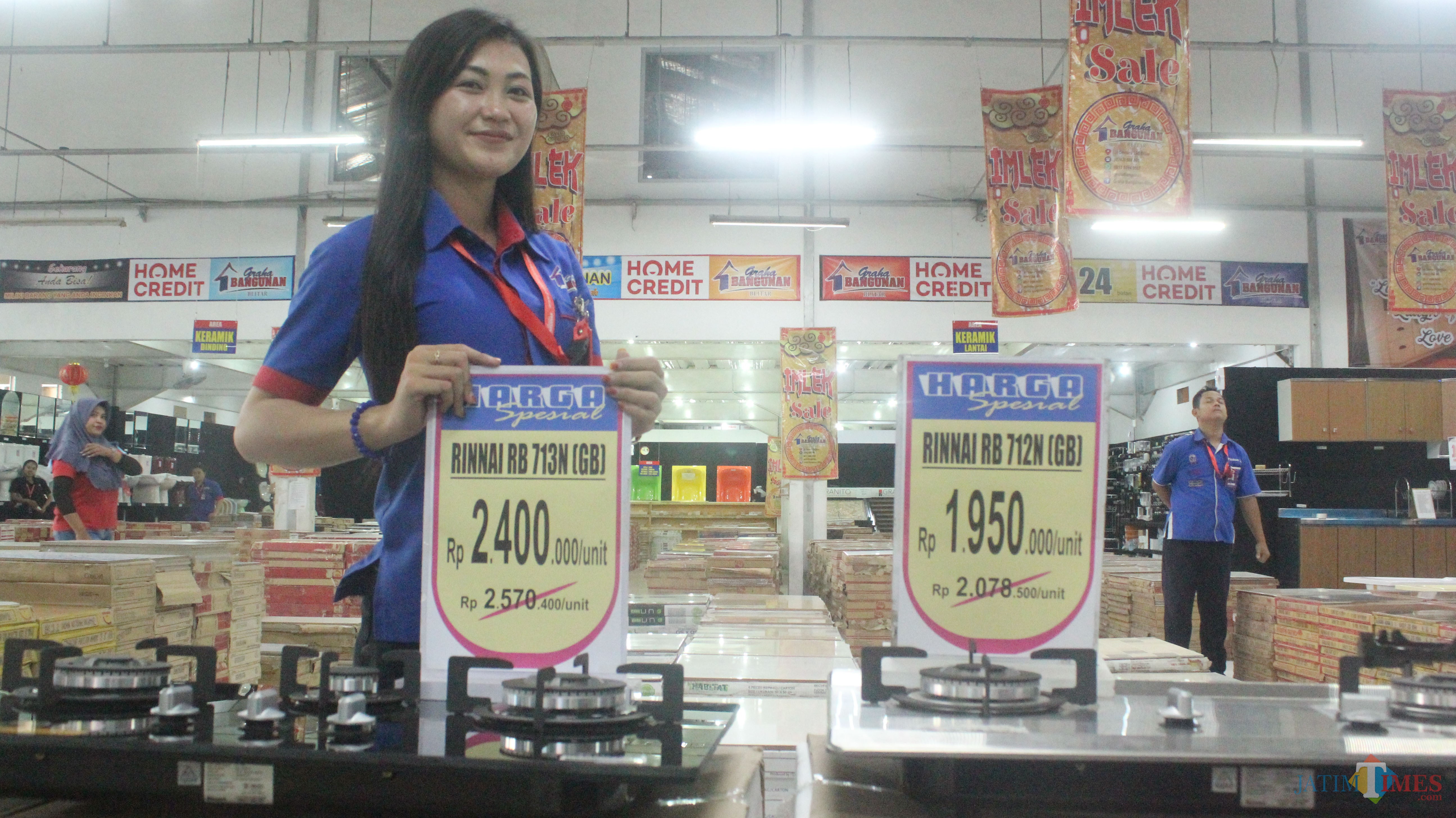 Karyawan menunjukkan produk kompor di Graha Bangunan yang cuci gudang.(Foto : Aunur Rofiq/BlitarTIMES)