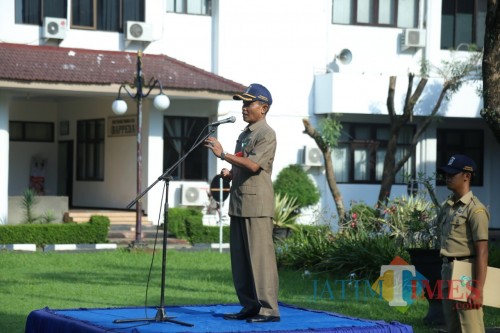 Ir. Paiman, Kepala Dinas Ketahanan Pangan Lumajang ketika memimpin ucapara senin pagi (Foto : Moch. R. Abdul Fatah / Jatim TIMES)