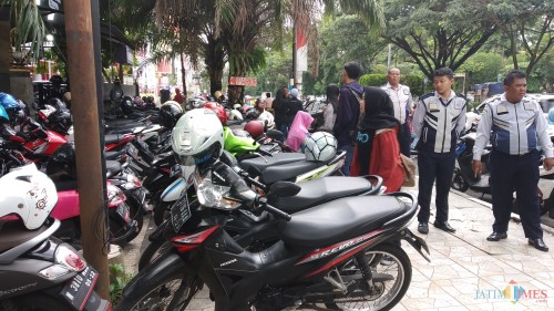 Parkir di kawasan trotoar Jl. Veteran, tepatnya depan Pujasera UB yang banyak diprotes pengguna jalan (Pipit Anggraeni/MalangTIMES)