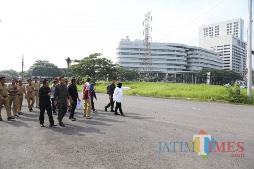 Wali Kota Risma ketika meninjau lokasi pembangunan Boezem