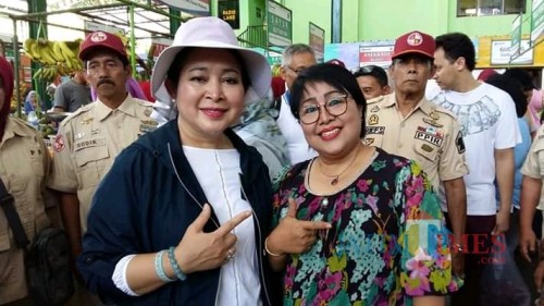 Foto ASN Kota Malang atas nama Endang Sri Sundari (berkaca mata) bersama Titiek Soeharto yang dinilai melanggar aturan netralitas ASN. (Foto: Istimewa)