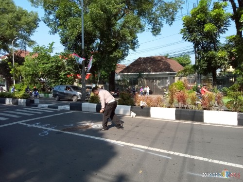 Polisi saat melakukan olah TKP kecelakaan (Anggara Sudiongko/MalangTIMES)