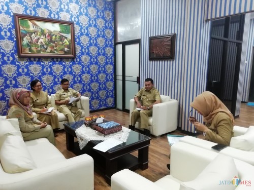 Satu dari kiri : eks Ka UPT Kerajinan Kendedes Yuni Hayati (berjilbab) saat menyampaikan persoalan Pusat Study Kendedes Singosari (Nana)