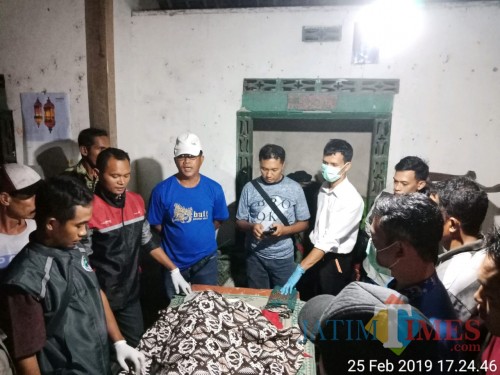 Polisi memeriksa jenazah korban KL.(Foto : Humas Polres Blitar)